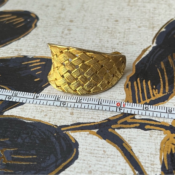 Elegant Gold Woven Earrings - Picture 11 of 11